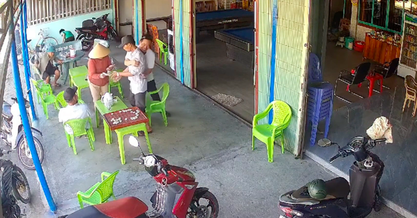 Clip người đàn ông trúng độc đắc 10 tỉ xổ số miền Nam: Vỡ òa khi dò vé