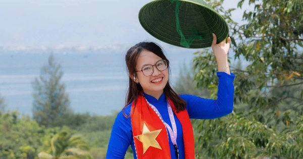 10 năm đứng cổng trường thi, cô gái này làm điều khiến sĩ tử không thể quên