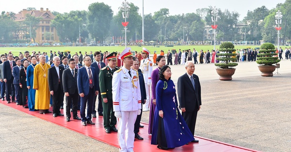 Đoàn đại biểu dự Đại hội MTTQ lần thứ XI vào Lăng viếng Chủ tịch Hồ Chí Minh