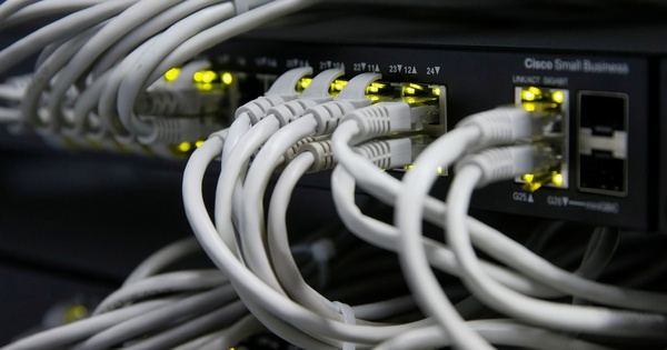 Có cần rút cáp Ethernet khỏi máy tính khi dùng Wi-Fi?