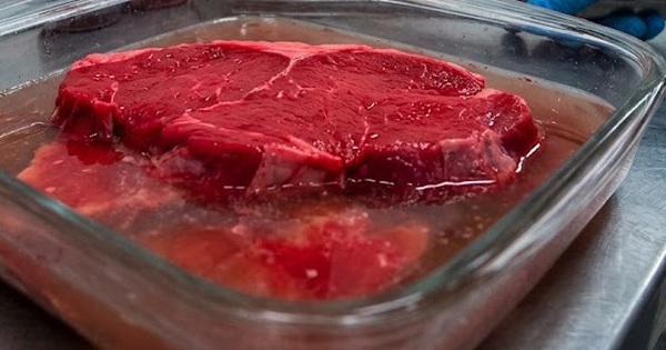 Bác sĩ cảnh báo tác hại từ thịt bò giả ngâm hóa chất