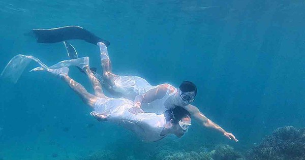 Người mẹ U.70 lặn biển ngắm san hô cùng con trai