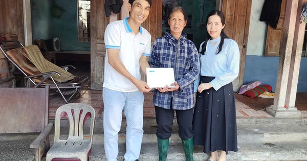 Trao tiền của bạn đọc cho cụ bà nuôi 3 người tâm thần