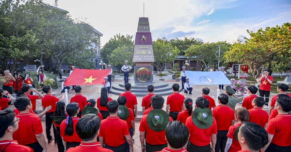 Thiêng liêng lễ chào cờ nơi đầu sóng Trường Sa