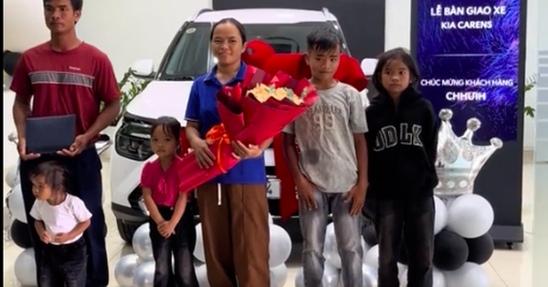 Vợ chồng làm rẫy nuôi 4 con mua ô tô sau nhiều năm tích góp, thanh toán tiền mặt