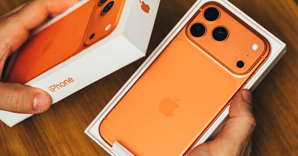 Lý do Apple cố tình làm hộp iPhone cực kỳ khó mở