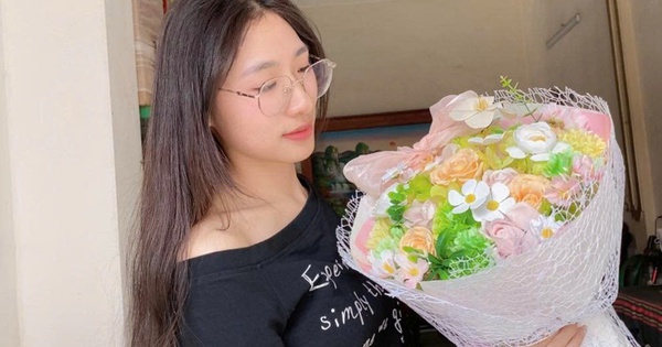 'Không hoa tay' nhưng vẫn cắm hoa, yêu đời