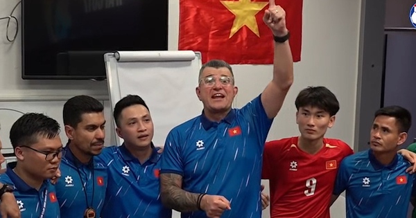 Hé lộ phòng thay đồ U.17 Việt Nam sau trận thắng ngoạn mục U.17 UAE, HLV Roland nghẹn ngào