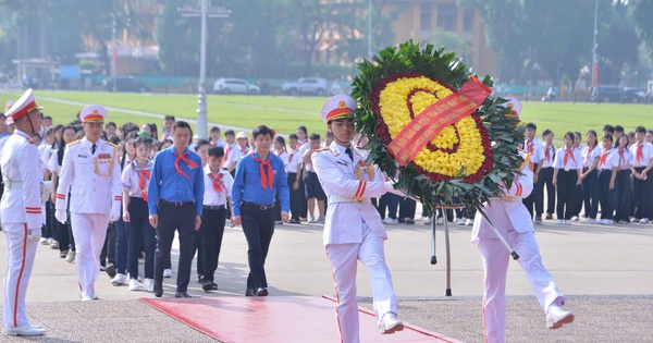Gần 100 đội viên tiêu biểu vào Lăng viếng Chủ tịch Hồ Chí Minh