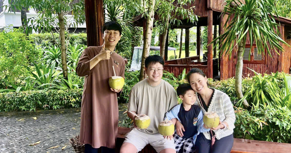 Du khách thích thú tự hái và uống dừa miễn phí