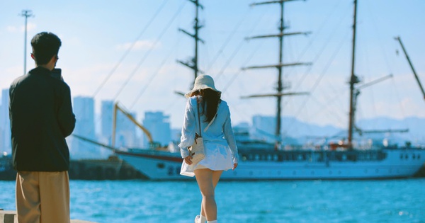 Tàu buồm xuất hiện, bờ kè Vĩnh Nguyên biển Nha Trang bỗng 'nổi như cồn'
