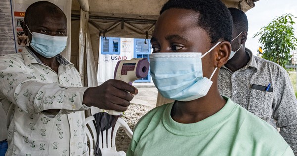 Mỹ chuẩn bị sàng lọc Ebola tại sân bay, một người Mỹ bị nhiễm