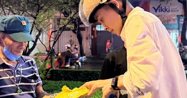 Trung úy công an dành dụm tiền lương để phát cơm tặng người nghèo