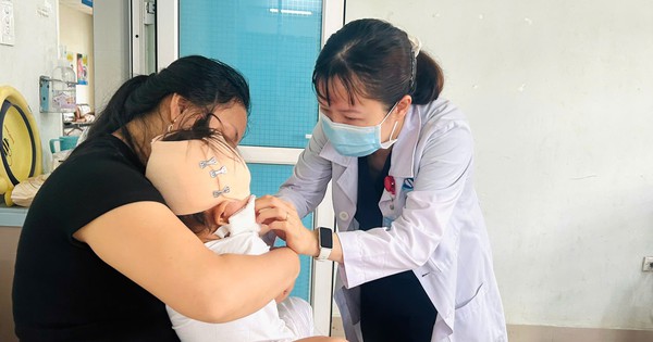 Bé gái 19 tháng tuổi bị chó cắn nát mặt khi đi vệ sinh
