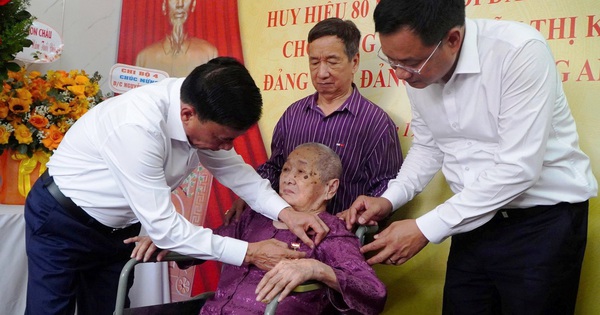 Nữ đảng viên 96 tuổi ở Đà Nẵng nhận Huy hiệu 80 năm tuổi Đảng