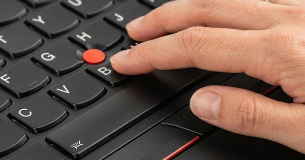 Chấm đỏ TrackPoint trên ThinkPad: Biểu tượng 30 năm đối mặt với tương lai mờ mịt