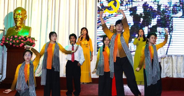 TP.HCM: Hàng trăm người lao động phường Bình Phú thi hát, nhận quà