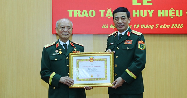 Đại tướng Phạm Văn Trà nhận Huy hiệu 70 năm tuổi Đảng