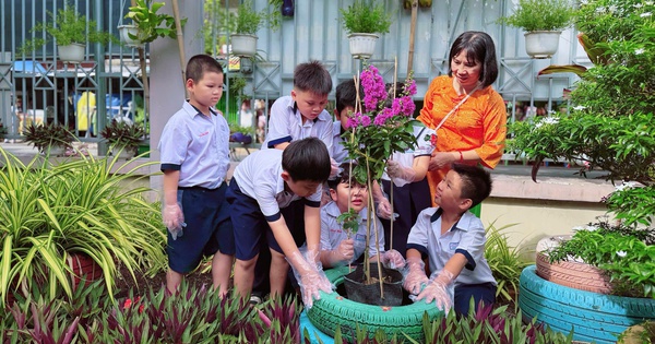 Học sinh trồng cây, dâng hoa sen mừng ngày sinh Chủ tịch Hồ Chí Minh