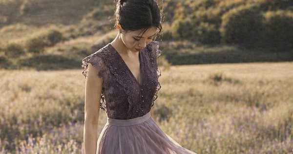 Vì sao váy áo màu xanh và tím lại lên ngôi trong tủ đồ phái đẹp?