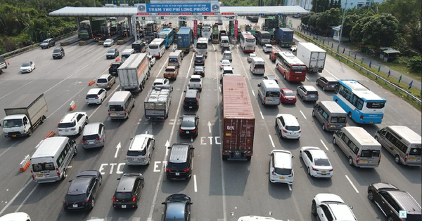 Xe đi cao tốc tăng đột biến, người dân trở về sau lễ lưu ý