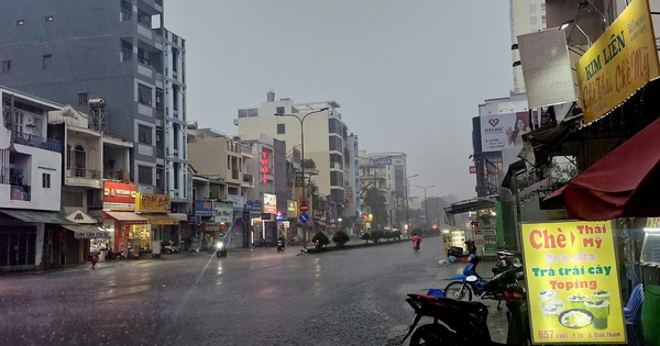 Giới trẻ rần rần vì cơn mưa đầu tiên sau bao ngày TP.HCM oi ả