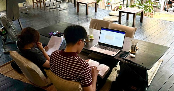 Khi người trẻ 'biến' quán cà phê thành... văn phòng di động