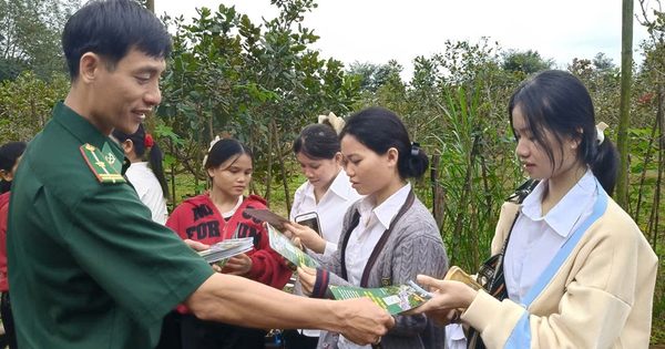Chung dòng máu Lạc Hồng: Người lính đưa công nghệ số đến với đồng bào vùng biên