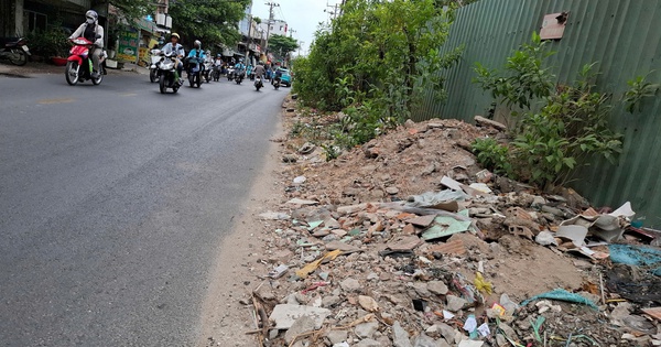 Bãi xà bần tràn lan trên vỉa hè