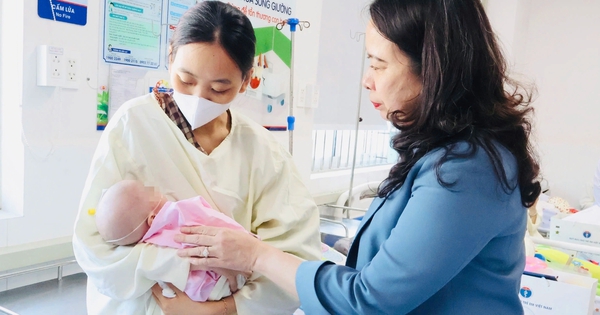 Phó chủ tịch nước Võ Thị Ánh Xuân thăm và trao quà cho bệnh nhi tại TP.HCM