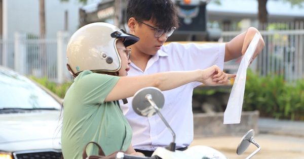 Đà Nẵng: Hơn 42.000 thí sinh thi lớp 10, cha mẹ hồi hộp đứng chờ ngoài cổng