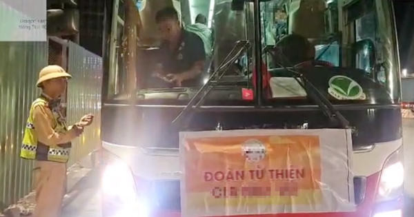 Chở 42 khách trên cao tốc, tài xế không có bằng lái ở TP.HCM bị phạt nặng