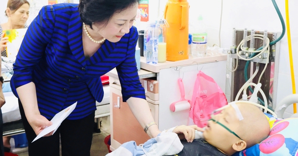 Phó thủ tướng Phạm Thị Thanh Trà thăm trẻ mắc bệnh hiểm nghèo tại TP.HCM