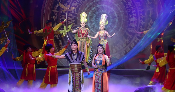 NSND Tấn Giao, Thu Vân, Lê Tứ ca cải lương trước hàng trăm khán giả