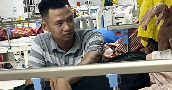 Chàng trai làm điều dưỡng riêng cho bà nội