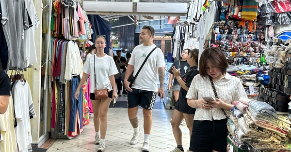 Khách đến Việt Nam tiêu gì?: Bỏ trống 'mảnh đất màu mỡ' từ mua sắm