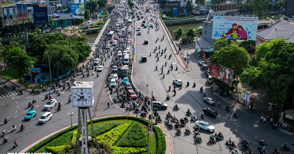 Sáng 25.5, vẫn có người đi nhầm ở vòng xoay Điện Biên Phủ: CSGT hướng dẫn tránh kẹt xe