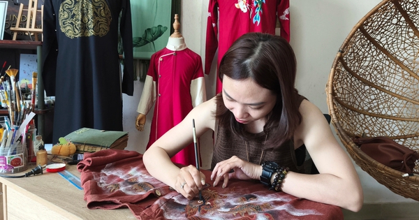 Chuyện người làm nghề độc lạ: Hồn di sản trên tà áo dài hiện đại