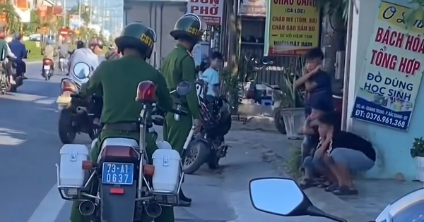 Đi xe máy điện không đội mũ bảo hiểm, 3 học sinh bị 'phạt' theo cách độc