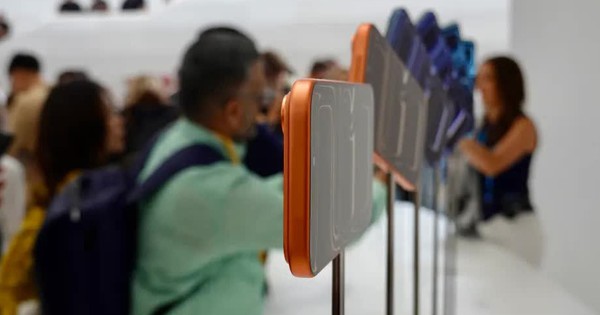 Vì sao iPhone 17 Pro có 'vết cắt' kỳ lạ ở cạnh trên?