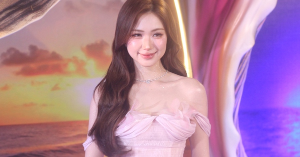 Hòa Minzy gợi cảm đến mừng 'người quen' lấn sân điện ảnh