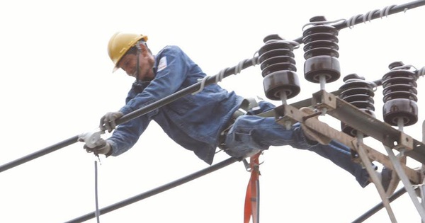 Ảnh dự thi: Nâng dòng điện, vững bước tương lai