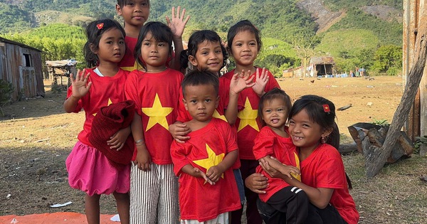 'Mang sữa lên bản': Những chuyến đi chở đầy yêu thương