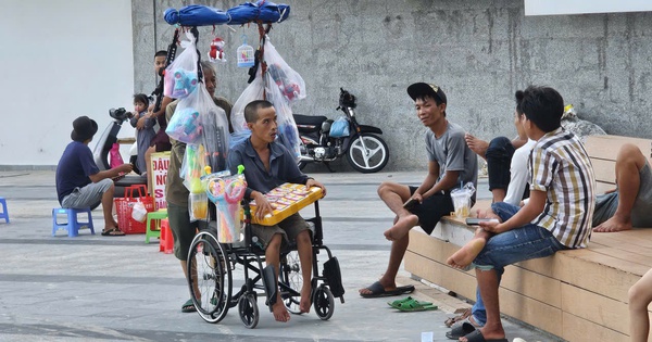 Làm sao dẹp nạn hàng rong ở công viên nghìn tỉ Bãi Sau?