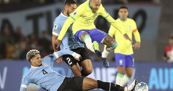 Neymar đến trại Brazil bằng trực thăng, tập riêng vì chấn thương