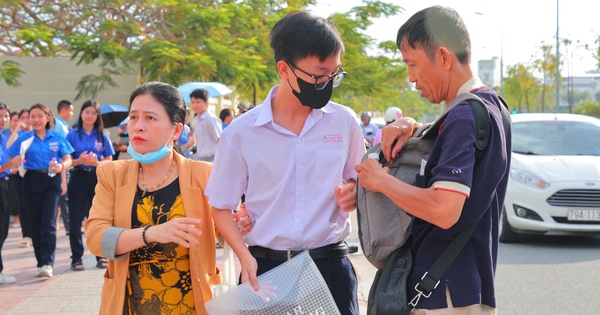 Phụ huynh thấp thỏm chờ con thi tuyển sinh lớp 10