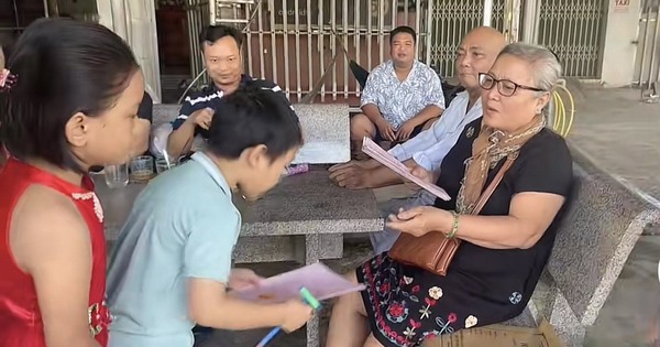 'Phát sốt' clip người bà giản dị ở TP.HCM cầm xấp sổ đỏ chia đều cho 10 cháu nội ngoại