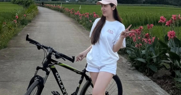 Đơn giản nhưng không đơn điệu cùng áo thun và mũ lưỡi trai