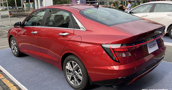 Vì sao xe sedan không có cần gạt mưa kính sau?