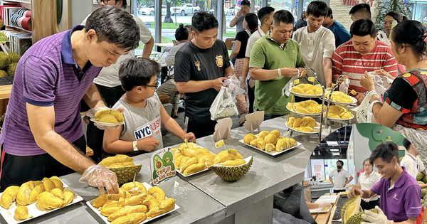 Ùn ùn khách kéo đến buffet sầu riêng ở TP.HCM ngày đầu: Cửa hàng tăng thêm 2 tấn
